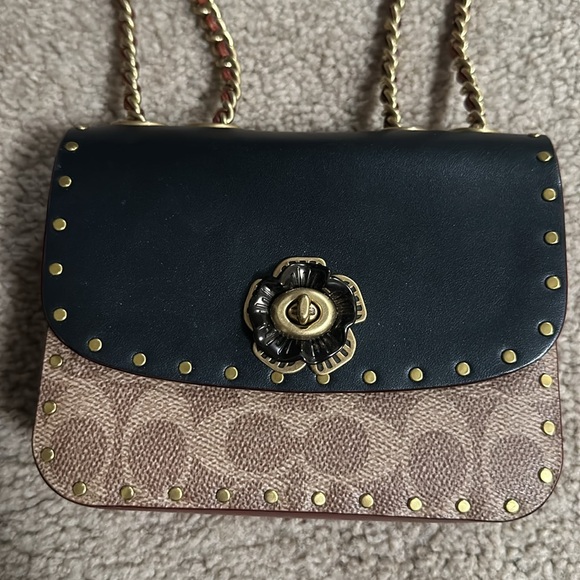 Coach Madison signature purse - Picture 2 of 6